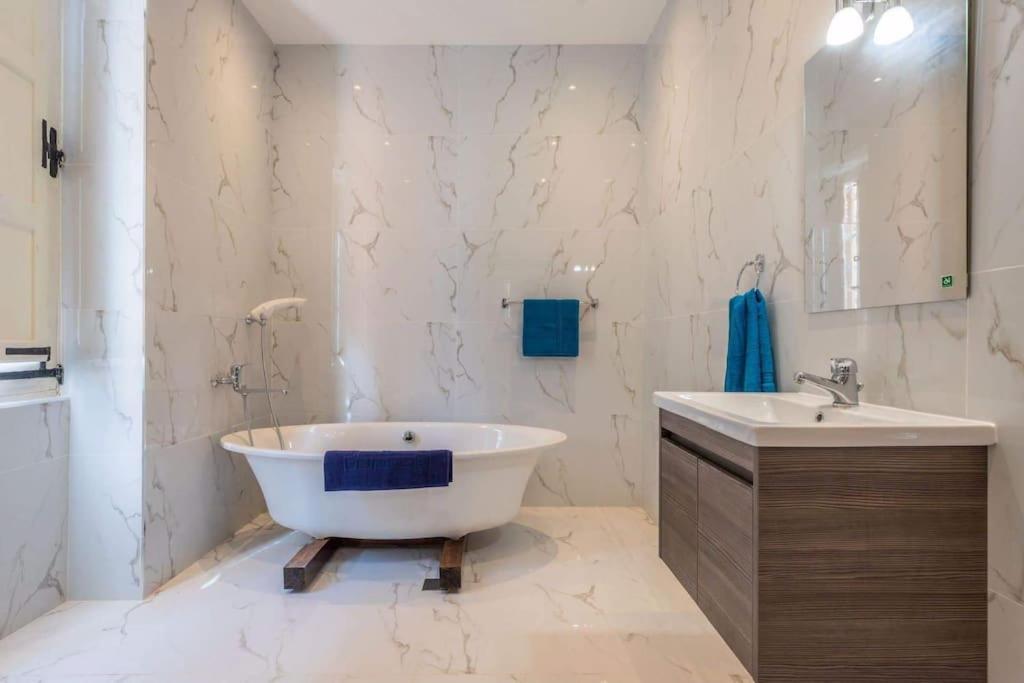 Spacious 4-Bedrooms Townhouse In Tas-スリーマ エクステリア 写真