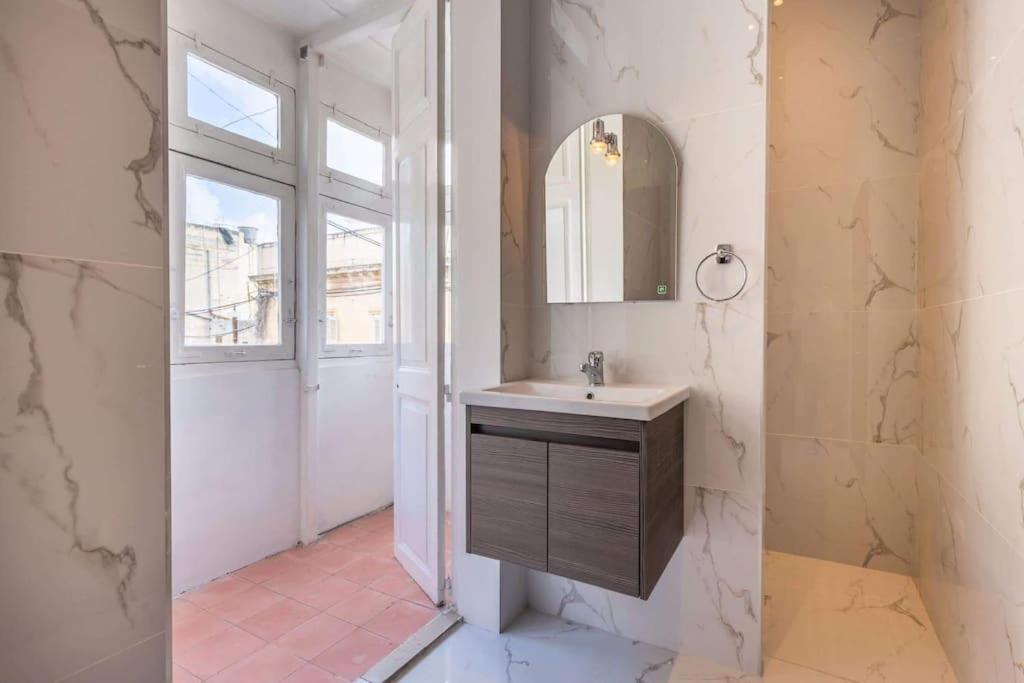 Spacious 4-Bedrooms Townhouse In Tas-スリーマ エクステリア 写真